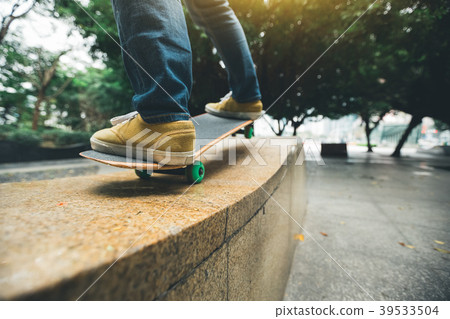 skateboarder legs riding skateboard at city skateboarder legs riding skateboard at city 39533504