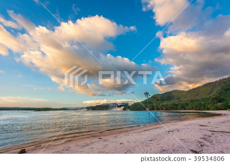 在委內瑞拉黃昏，圭亞那高原，卡奈瑪湖 39534806