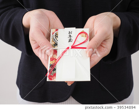 拿著一個新年袋子的婦女的手 39534894