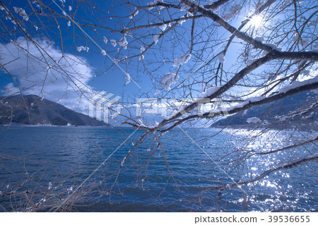 Winter Lake Biwa scenery taken in Kohoku Town, Takashima City, Shiga Prefecture 39536655