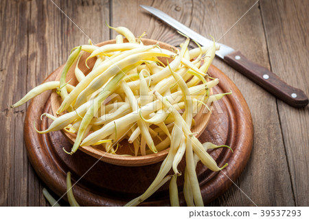 Yellow kidney beans in a bowl. 39537293