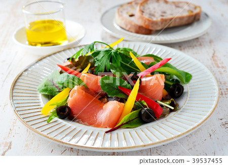 Smoked salmon and baby leaf salad 39537455