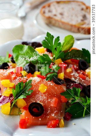 熏制鮭魚凱撒沙拉 熏制鮭魚凱撒沙拉 39537783