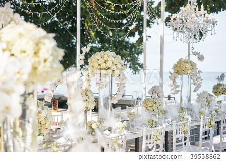 Wedding recepton dinner with white flower Wedding recepton dinner with white flower 39538862