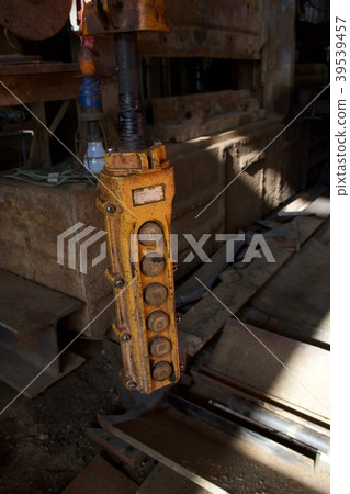 Overgrown crane with pendant switch Overgrown crane with pendant switch 39539457