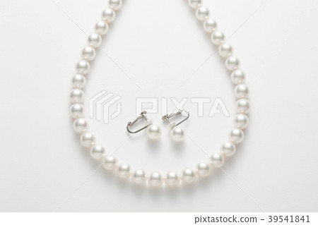 Pearl necklace and earrings 39541841