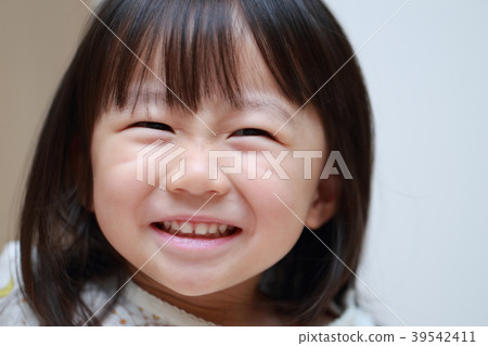 小孩(面對面的小孩面對女孩女孩2歲2歲複製空間日語表達1人) 小孩(面對面的小孩面對女孩女孩2歲2歲複製空間日語表達1人) 39542411