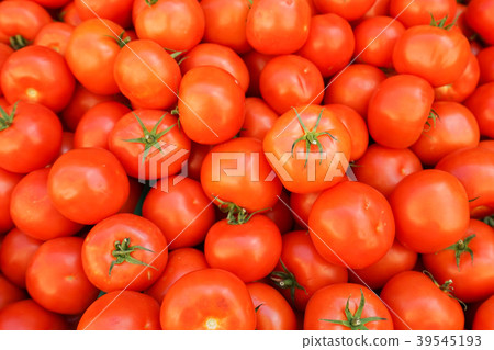 Fruit lining the market 39545193