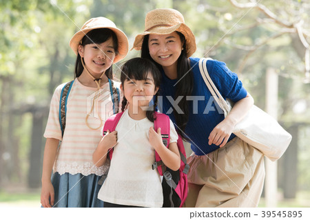 家庭旅行兩個小學生姐姐和母親 家庭旅行兩個小學生姐姐和母親 39545895