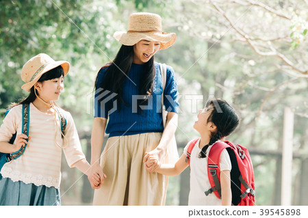 Parent and child excursion Two primary school children sister and mother Parent and child excursion Two primary school children sister and mother 39545898