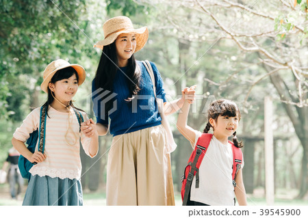 Parent and child excursion Two primary school children sister and mother 39545900