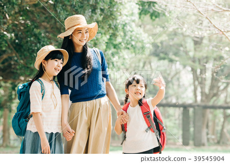 家庭旅行兩個小學生姐姐和母親 39545904