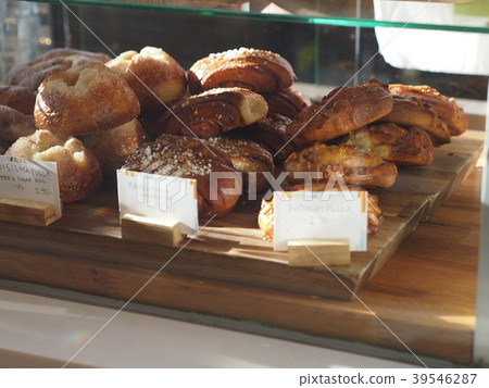 Eating and walking at the market Fresh baked cinnamon rolls 39546287