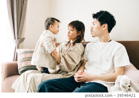 一對年輕夫婦生孩子 一對年輕夫婦生孩子 39546421