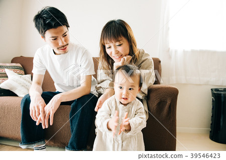 一對年輕夫婦生孩子 一對年輕夫婦生孩子 39546423