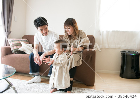 一對年輕夫婦生孩子 一對年輕夫婦生孩子 39546424