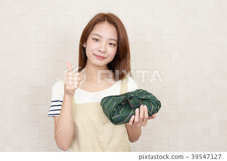 A lady with a box lunch 39547127