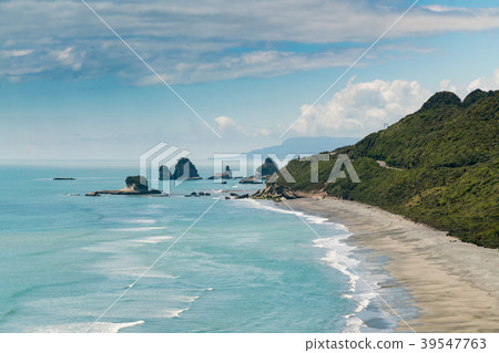 Beautiful New Zealand west coast island beach 39547763