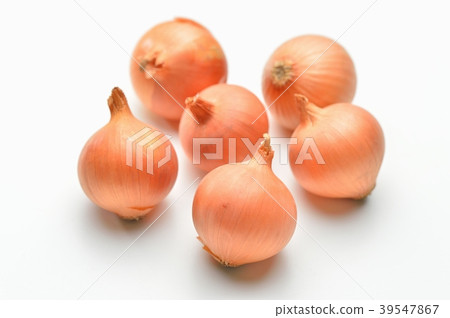 Caution: Small scratches and small trash remain on the white background. Pekolos (petit onion), small onions, vegetables. 39547867
