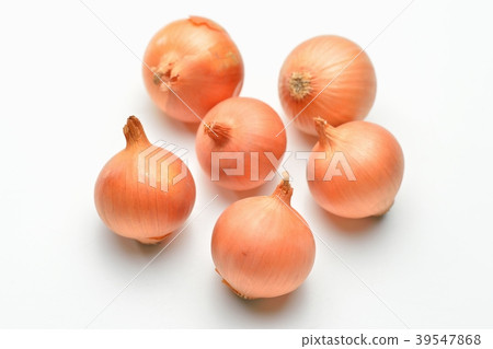 Caution: Small scratches and small trash remain on the white background. Pekolos (petit onion), small onions, vegetables. 39547868