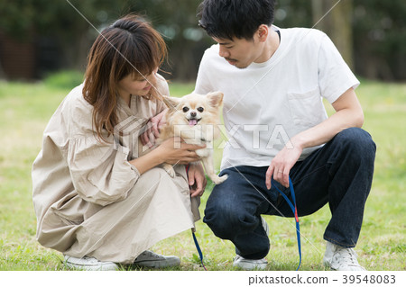 遛狗的年輕夫婦 39548083