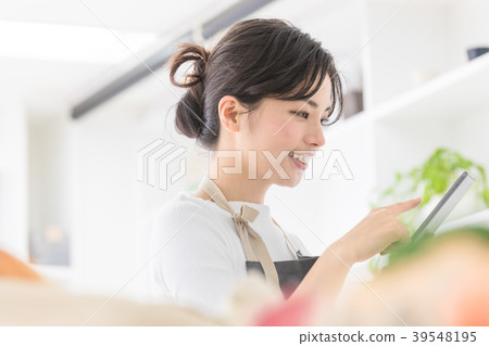 Female lifestyle tablet operation in the kitchen Female lifestyle tablet operation in the kitchen 39548195