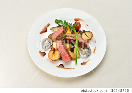 Attention) The background cloth is canvas and the small black dot is a pattern. Kuroge Wagyu beef steak with grilled vegetables. Creative cuisine, Italian. 39548736