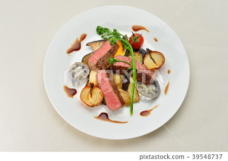 Attention) The background cloth is canvas and the small black dot is a pattern. Kuroge Wagyu beef steak with grilled vegetables. Creative cuisine, Italian. Attention) The background cloth is canvas and the small black dot is a pattern. Kuroge Wagyu beef steak with grilled vegetables. Creative cuisine, Italian. 39548737