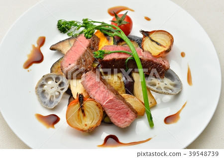 Attention) The background cloth is canvas and the small black dot is a pattern. Kuroge Wagyu beef steak with grilled vegetables. Creative cuisine, Italian. Attention) The background cloth is canvas and the small black dot is a pattern. Kuroge Wagyu beef steak with grilled vegetables. Creative cuisine, Italian. 39548739