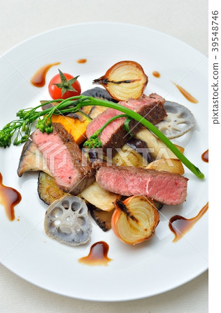 注意）背景布是帆布，小黑點是圖案。 Kuroge和牛牛排配烤蔬菜。創意美食，意大利菜。 39548746