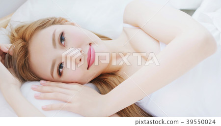 woman wake up 39550024