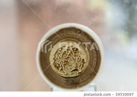 There is a paper cup. There is a paper cup. 39550097