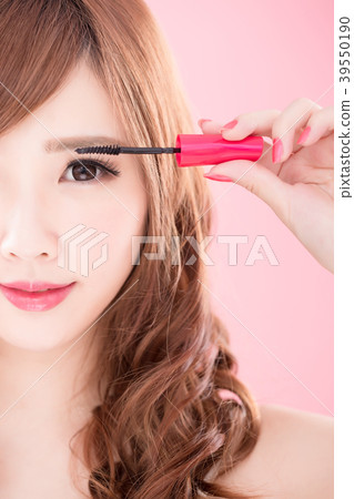 beauty woman take mascara 39550190