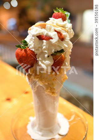 Large platter parfait that seems high in calories Large platter parfait that seems high in calories 39550198