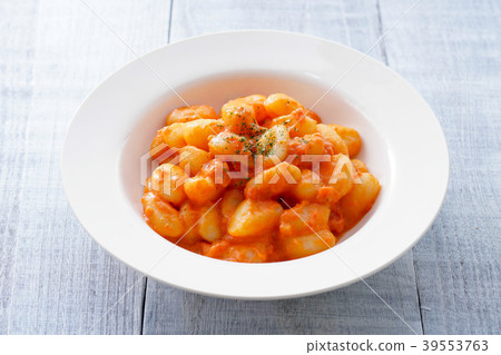 Gnocchi with tomato sauce 39553763