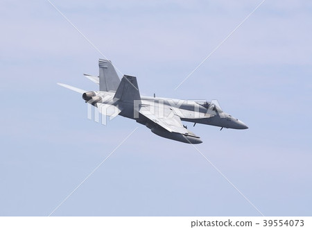 美國海軍艦載F / A-18E超級大黃蜂戰鬥機攻擊飛機飛行與藍天背景 39554073