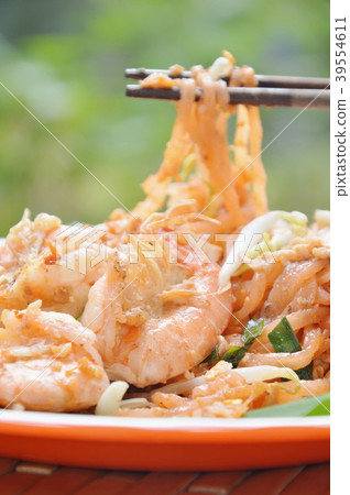 Pad Thai stir fried rice noodles with shrimp  39554611