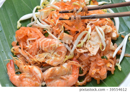 Pad Thai stir fried rice noodles with shrimp  39554612