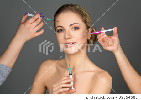beautiful girl getting beauty injections 39554685
