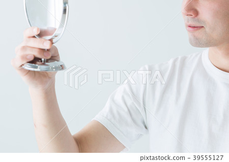 一個人看到一面鏡子 39555127
