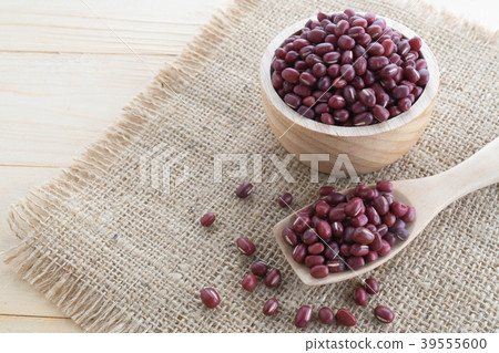 Red bean on wood cup with sack Red bean on wood cup with sack 39555600