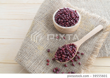 Red bean on wood cup with sack Red bean on wood cup with sack 39555601