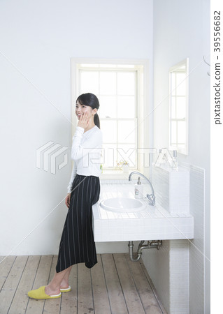 Lady in the bathroom Lady in the bathroom 39556682