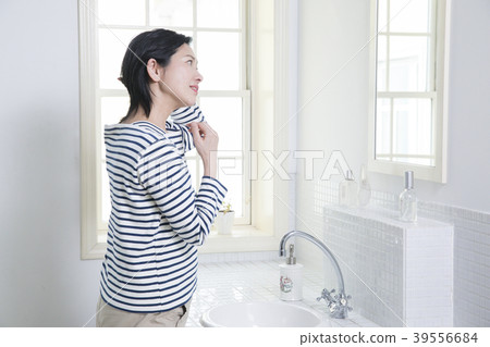 在浴室裡的女士 在浴室裡的女士 39556684