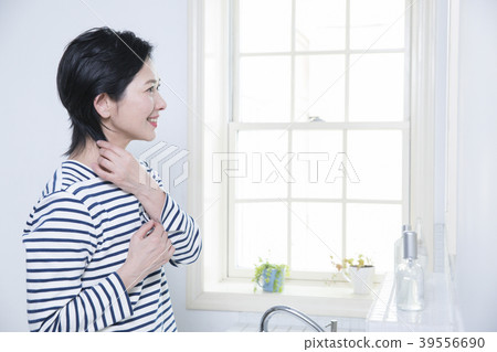 Lady in the bathroom 39556690