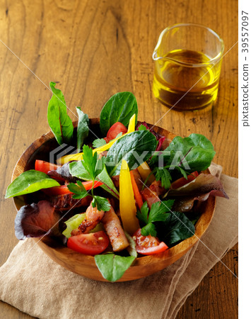 Crispy bacon and baby leaf salad Crispy bacon and baby leaf salad 39557097