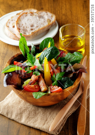 Crispy bacon and baby leaf salad 39557158