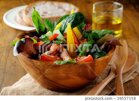 Crispy bacon and baby leaf salad 39557159