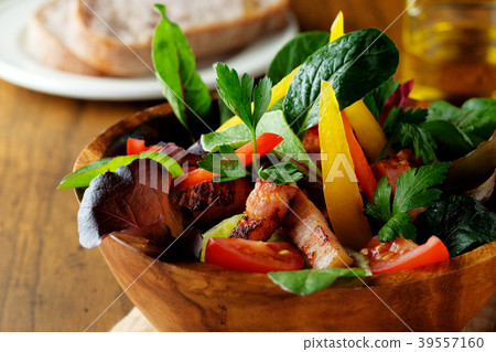 Crispy bacon and baby leaf salad 39557160