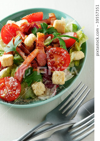 Crispy bacon Caesar salad Crispy bacon Caesar salad 39557351